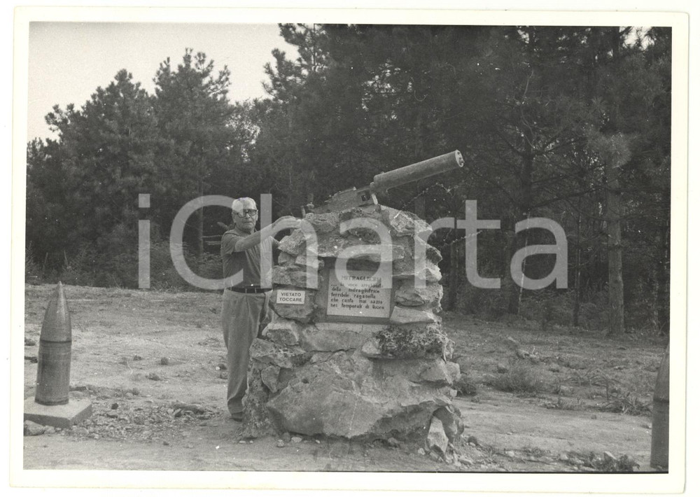 Fotografia d epoca originale 1971 REDIPUGLIA GO Colle Sant Elia  Ritratto maschile con mitragliatrice FOTO 1