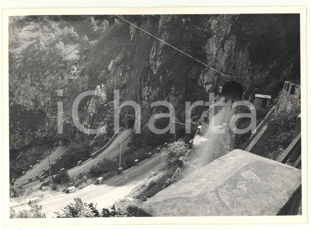 Fotografia d epoca originale 1971 PASSO SAN BOLDO TV Ingresso gallerie stradali nella roccia Foto VINTAGE 1
