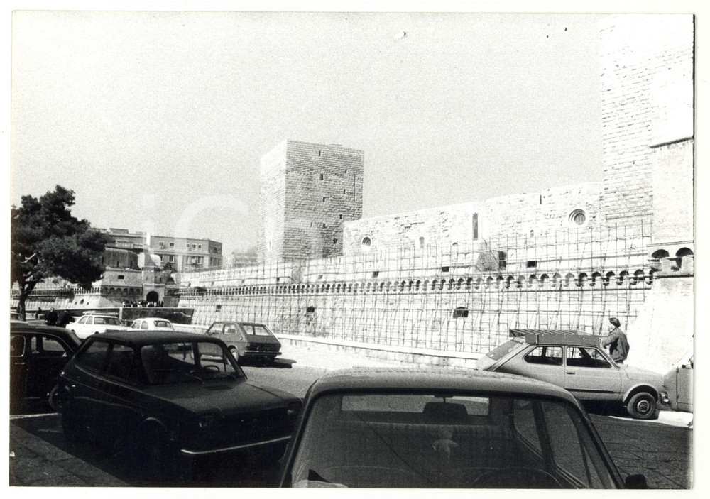 1980 BARI Castello normanno-svevo - Auto parcheggiate all'ingresso *Foto 18x13