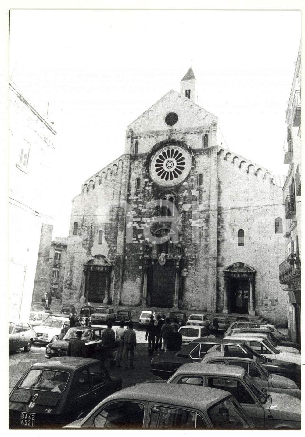 Fotografia d epoca originale 1980 BARI Facciata della Cattedrale di SAN SABINO con auto parcheggiate  Foto 1