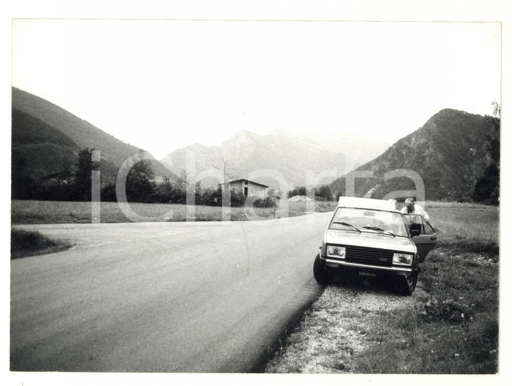 Fotografia d epoca originale 1979 TRAMONTI DI SOPRA PN  Veduta panoramica con FIAT 131 SUPERMIRAFIORI 1