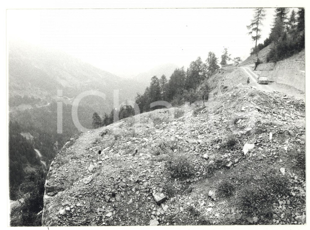 Fotografia d epoca originale 1979 SELLA DI RAZZO BL  FIAT 131 SUPERMIRAFIORI su strada sterrata Foto 1