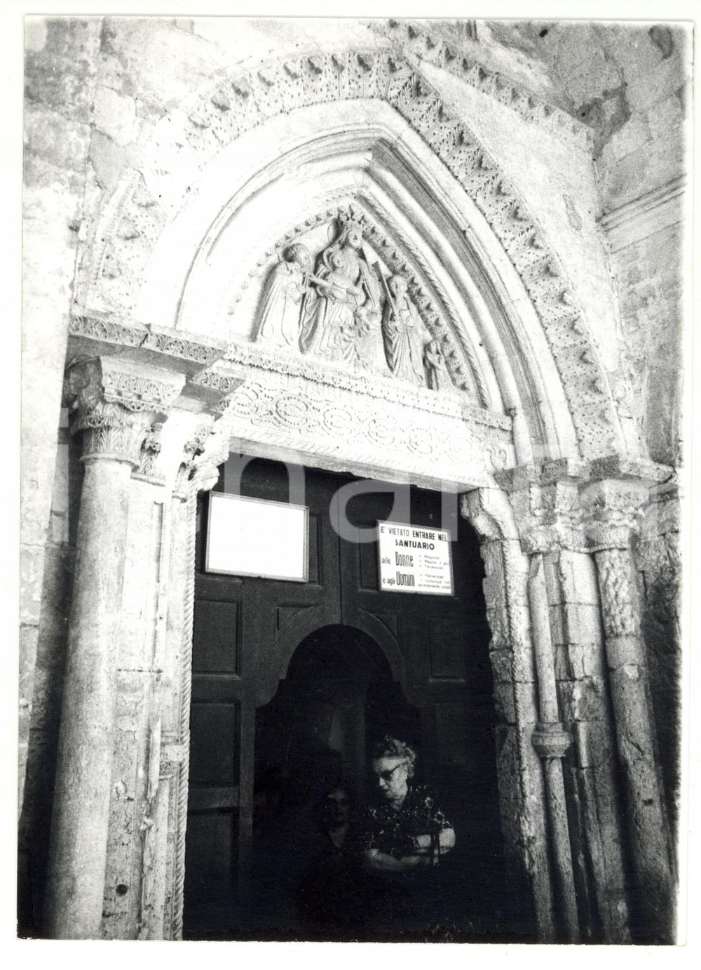 Fotografia d epoca originale 1979 MONTE SANT ANGELO FG Turista all uscita dal Santuario di SAN MICHELE 1