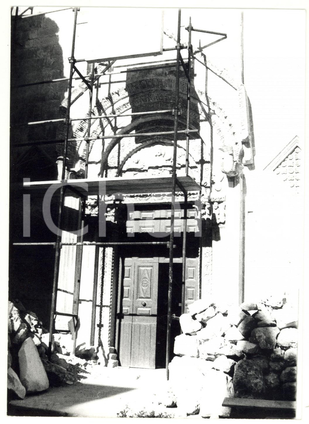 Fotografia d epoca originale 1979 MONTE SANT ANGELO Chiesa Santa Maria Maggiore  Restauro del portale FOTO 1