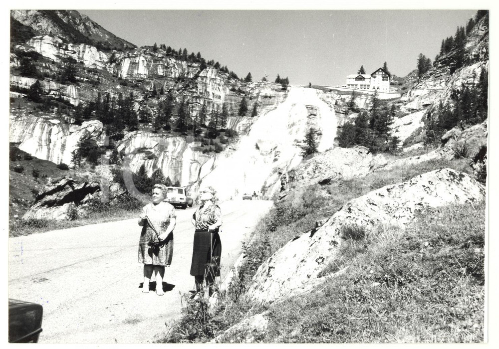 Fotografia d epoca originale 1980 FORMAZZA VB Turiste alla cascata del TOCE  Fotografia VINTAGE 18x13 cm 1