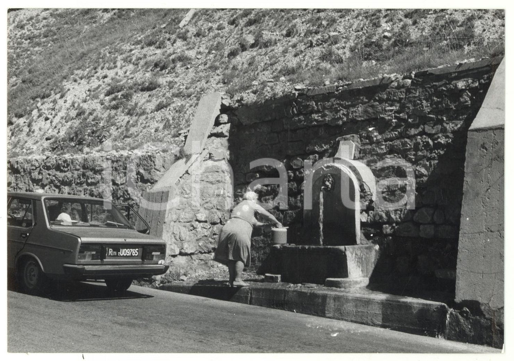 Fotografia d epoca originale 1981 COLLE DELLA MADDALENA CN Donna attinge alla Fonte Napoleone  FIAT 131 1