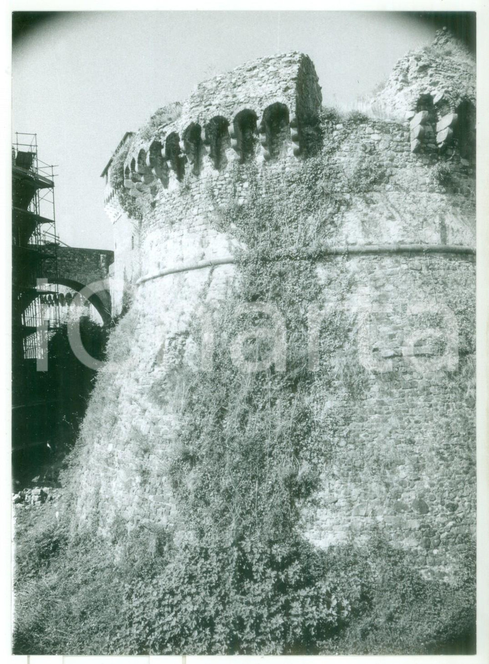 Fotografia d epoca originale 1981 SARZANA Fortezza di Sarzanello  Veduta del torrione Foto VINTAGE 13x18 cm 1