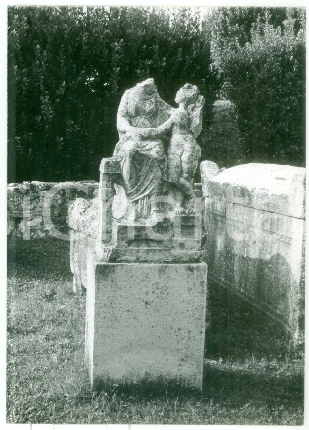 Fotografia d epoca originale 1979 AQUILEIA Sepolcreto romano  Tomba con statue femminili Foto 13x18 cm 1