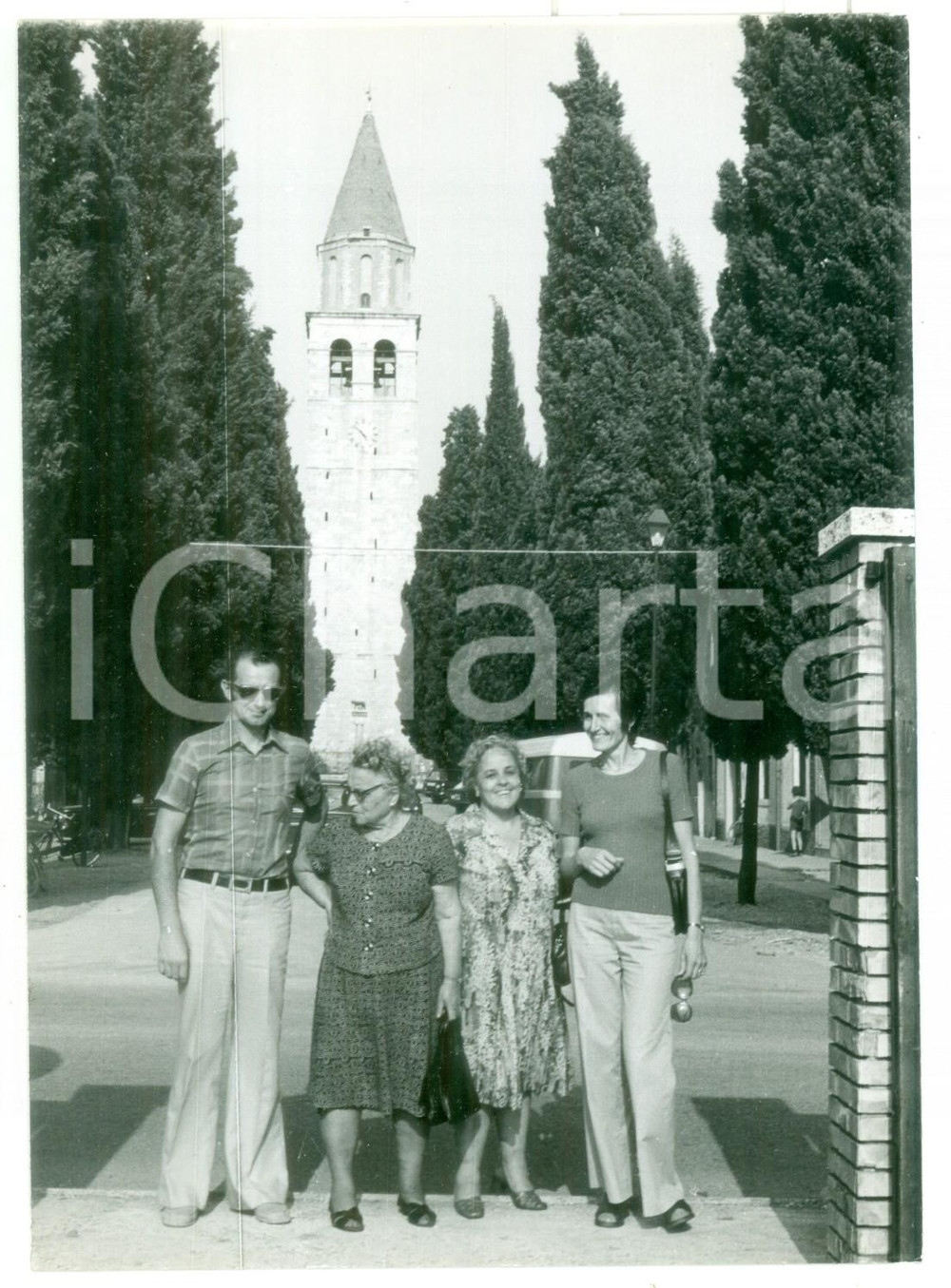Fotografia d epoca originale 1979 CAMPANILE DI AQUILEIA Ritratto di famiglia Foto VINTAGE 13x18 cm 1