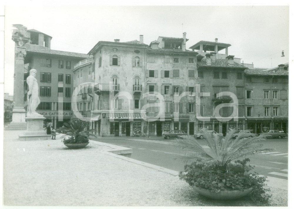 Fotografia d epoca originale 1979 UDINE Veduta Piazza della LibertÃ  con bar AMERICANO Foto 18x13 cm 1