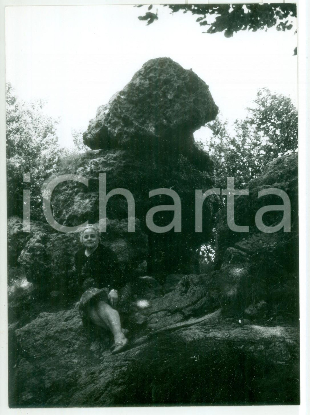 Fotografia d epoca originale 1978 MONTE AMIATA Ritratto femminile su masso della Madonna degli Scouts Foto 1