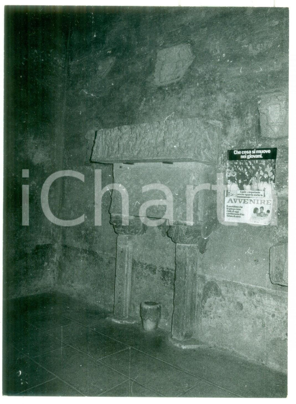 1980 DUOMO DI NEPI (VT) Antico sarcofago con manifesto quotidiano AVVENIRE *Foto