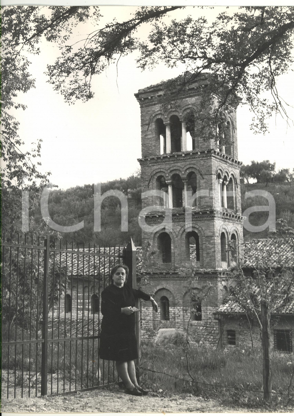 Fotografia d epoca originale 1973 PALOMBARA SABINA Abbazia di SAN GIOVANNI  Ritratto femminile al campanile 1