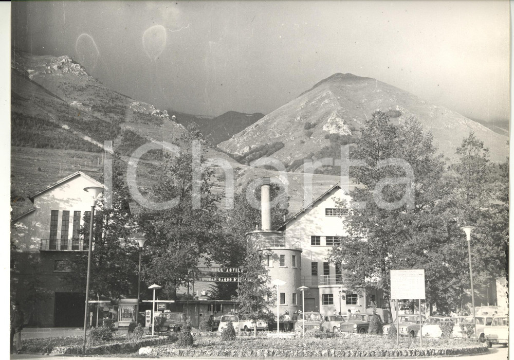 Fotografia d epoca originale 1971 L AQUILA Gran Sasso d Italia  Stazione base della funivia  Foto 30x24 cm 1