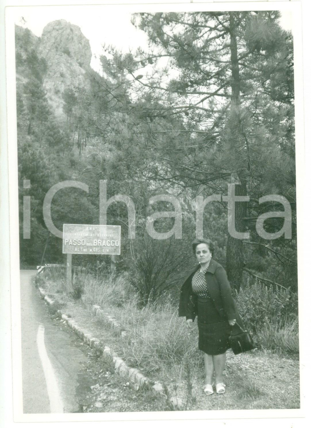 Fotografia d epoca originale 1972 PASSO DEL BRACCO Turista ritratta con cartello stradale ANAS Foto VINTAGE 1