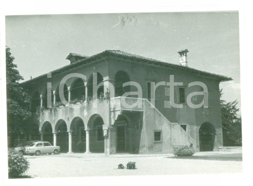 Fotografia d epoca originale 1971 UDINE  FIAT 850 SPECIAL nel parcheggio di un palazzo storico  Foto 18x13 1
