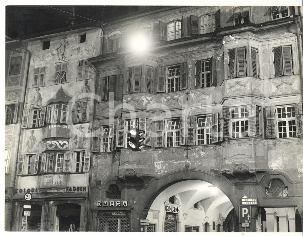Fotografia d epoca originale 1979 BOLZANO Via dei Portici  Edificio storico con negozi Colori Farben  Omega 1