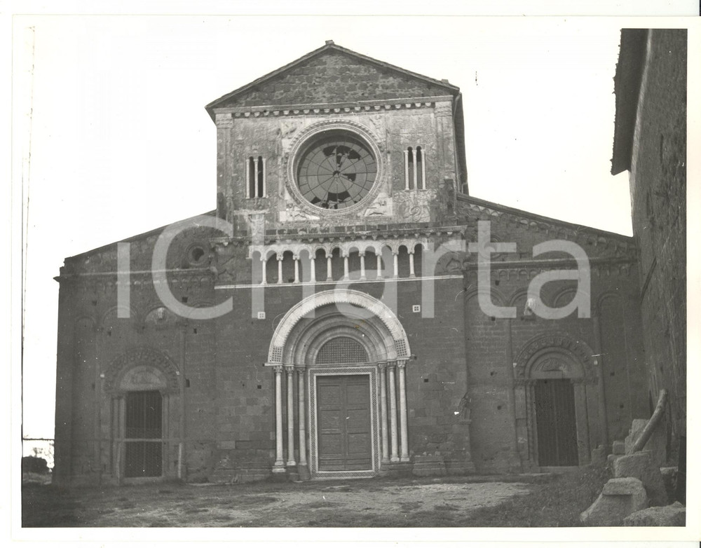 Fotografia d epoca originale 1971 TUSCANIA Veduta della Chiesa di San Pietro con rosone distrutto Foto 18x24 1