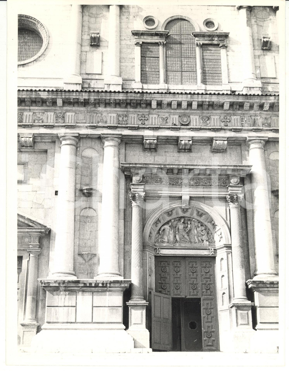 Fotografia d epoca originale 1971 L AQUILA Portale della Basilica di San Bernardino Foto VINTAGE 18x24 1