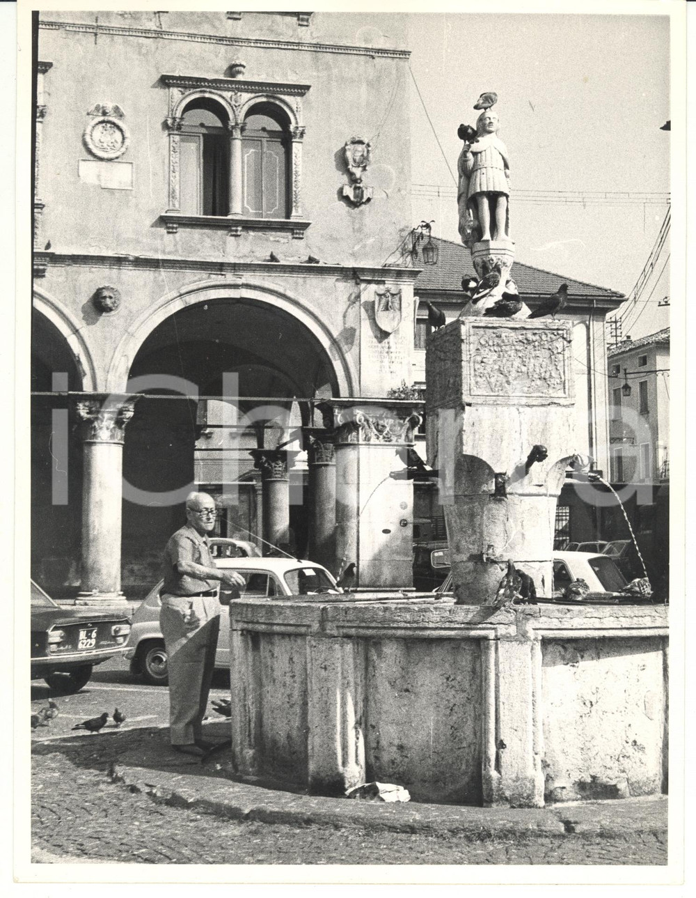 Fotografia d epoca originale 1971 BELLUNO Piazza del Mercato  Fontana di San Lucano Foto ANIMATA 18x24 1