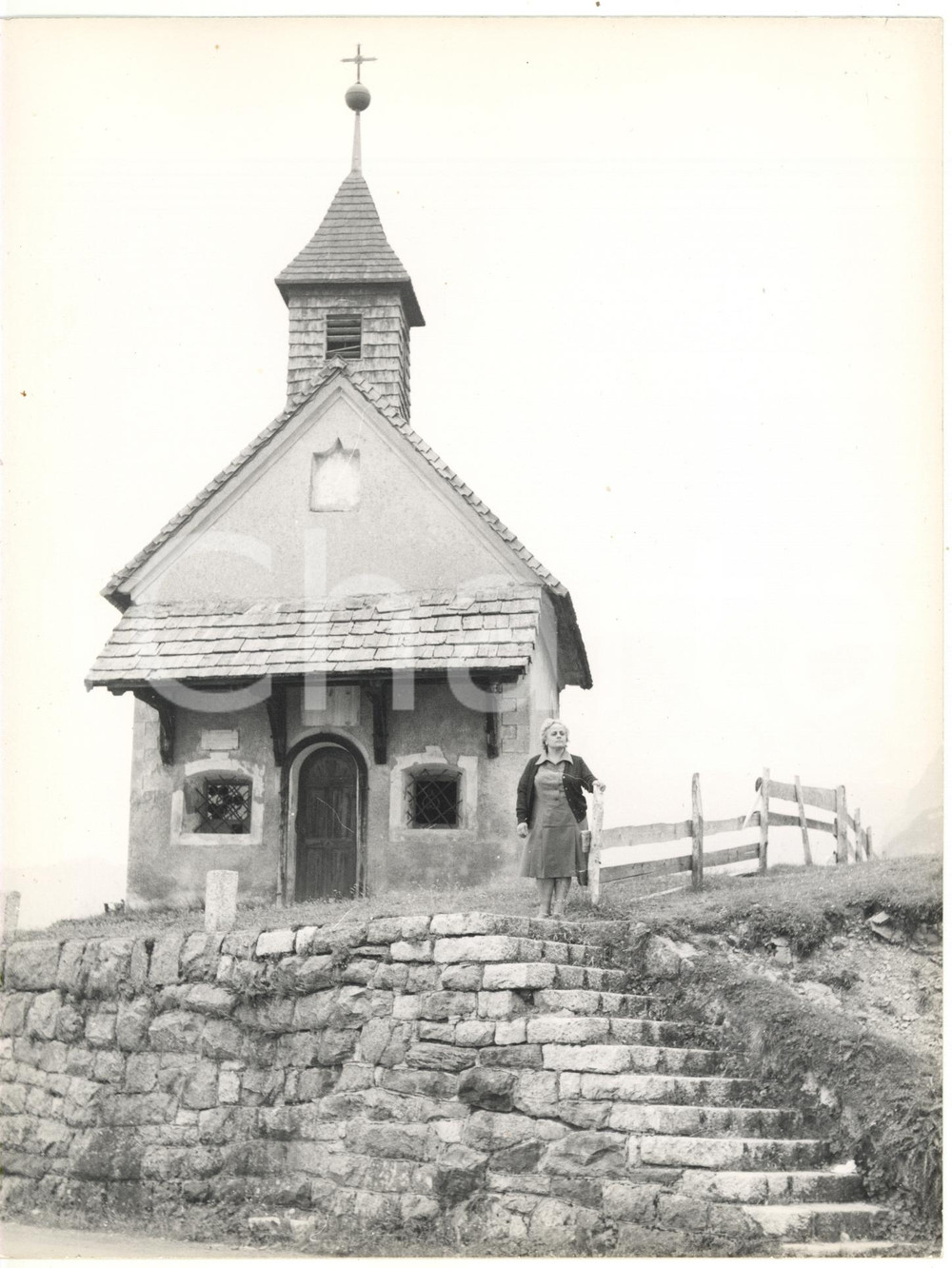 Fotografia d epoca originale 1979 PASSO DI MONTE GIOVO Cappella al margine del sentiero Foto ANIMATA 18x24 1