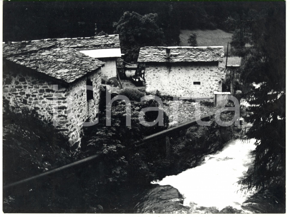 Fotografia d epoca originale 1977 VALLE DEL CAFFARO Abitazioni in pietra davanti al fiume Foto VINTAGE 24x18 1