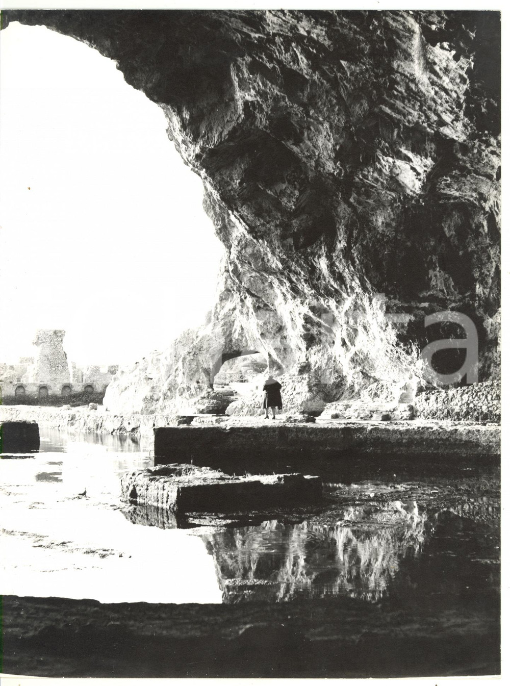 Fotografia d epoca originale 1976 SPERLONGA Villa di Tiberio  Interni della grotta Foto ANIMATA 18x24 1