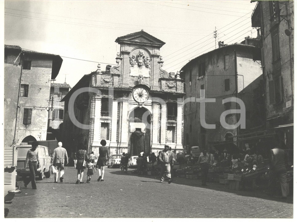 Fotografia d epoca originale 1974 SPOLETO Veduta della Fontana di piazza del Mercato Foto VINTAGE 24x18 1
