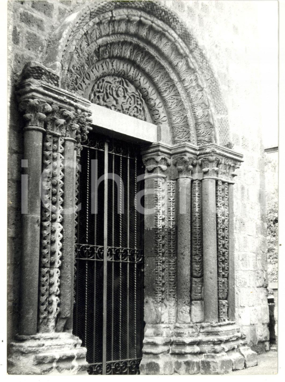 Fotografia d epoca originale 1973 TUSCANIA VT Portale Chiesa di Santa Maria Maggiore Foto VINTAGE 18x13 1