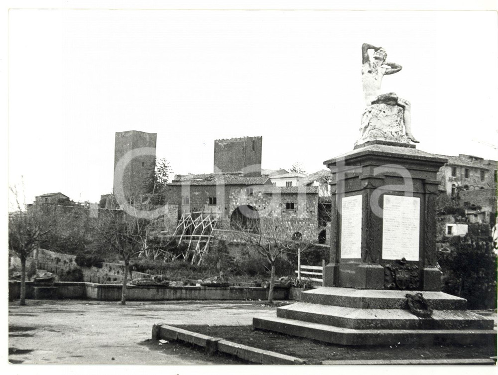 Fotografia d epoca originale 1973 TUSCANIA VT Veduta di Piazza del Plebiscito Foto VINTAGE 18x13 1