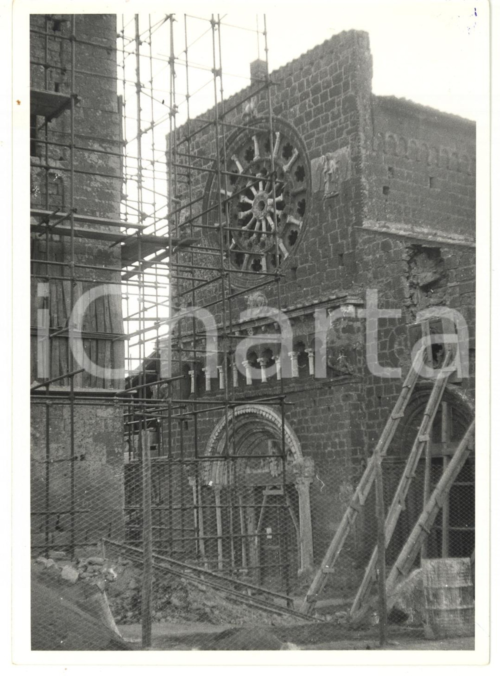 Fotografia d epoca originale 1971 TERREMOTO DI TUSCANIA Chiesa di Santa Maria Maggiore in restauro Foto 1
