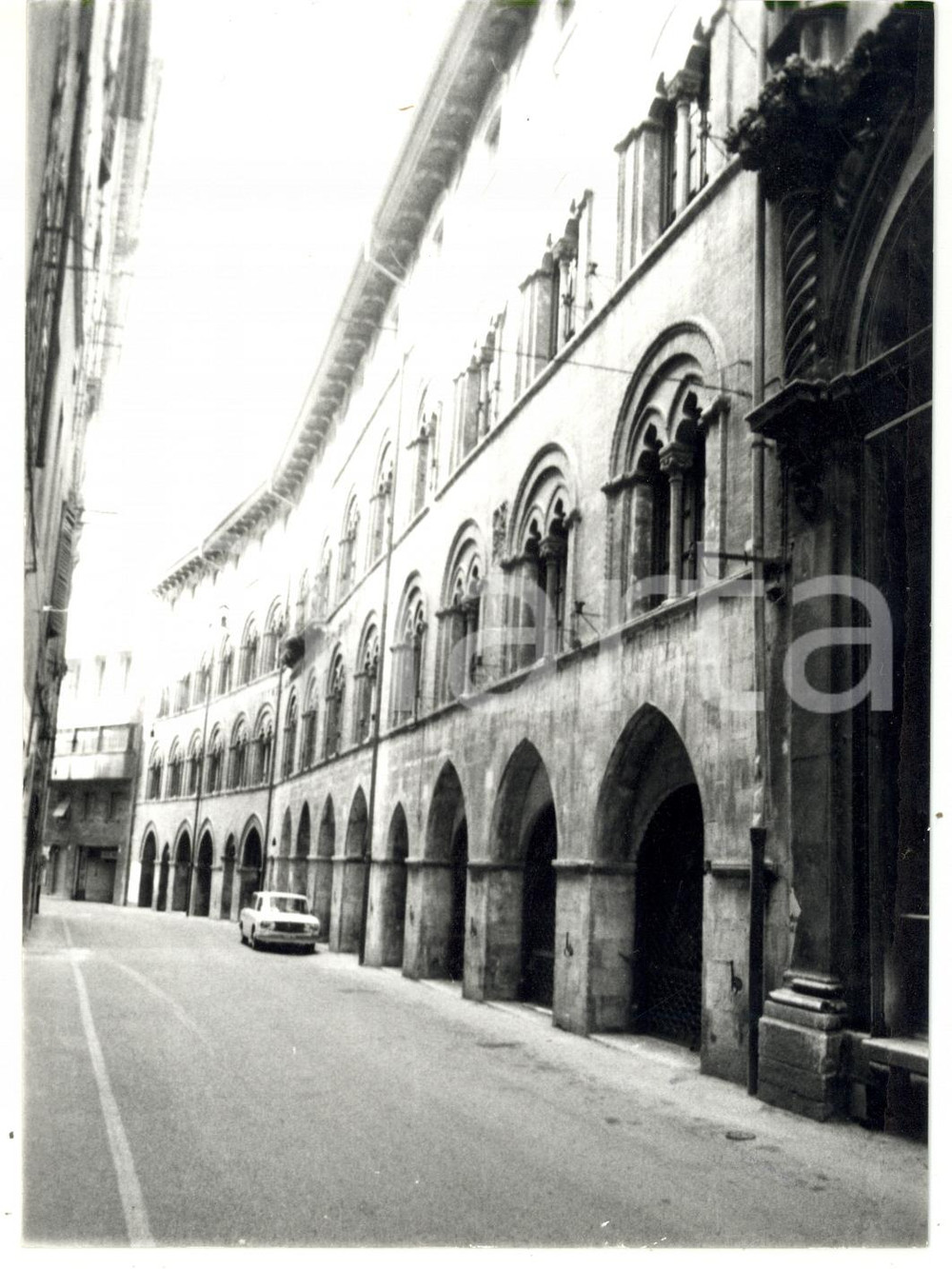 Fotografia d epoca originale 1979 ANCONA Auto parcheggiata davanti a PALAZZO BENINCASA Foto VINTAGE 13x18 cm 1