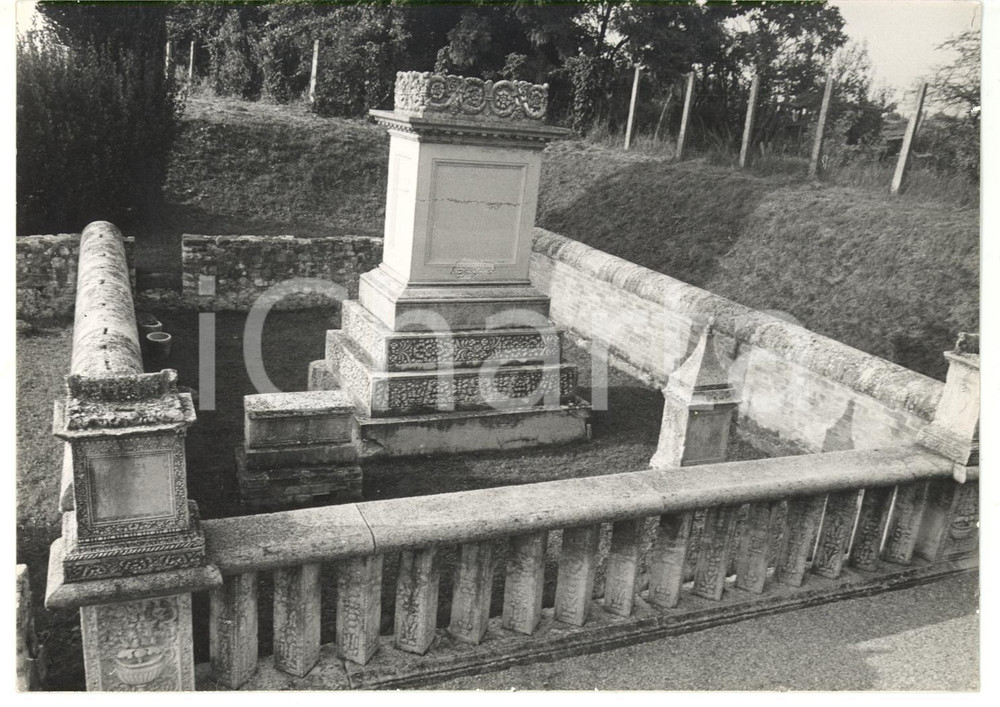 Fotografia d epoca originale 1979 AQUILEIA UD Area archeologica  Tomba del SEPOLCRETO ROMANO Foto 18x13 1