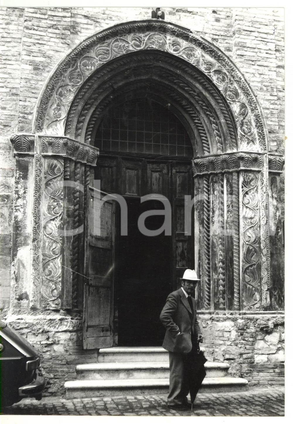 Fotografia d epoca originale 1980 URBANIA MC Chiesa dei Morti  Portale Foto ANIMATA 13x18 cm 1