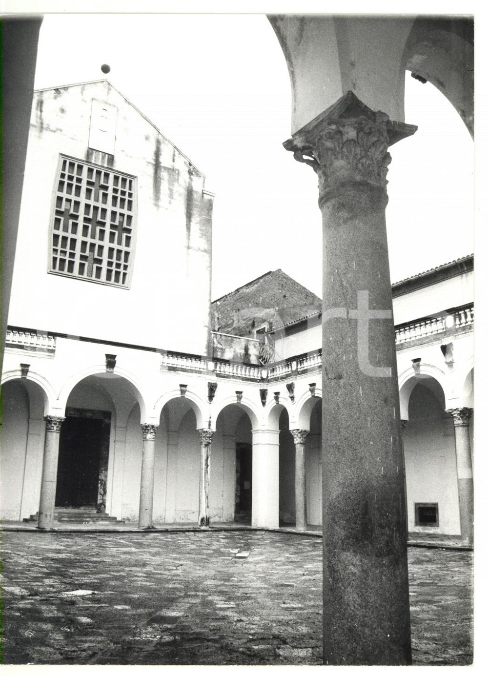 Fotografia d epoca originale 1979 DUOMO DI CAPUA CE Chiostro con antiche colonne corinzie Foto VINTAGE 1