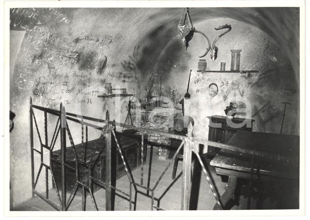 1973 SAN LEO (RN) Una stanza del Forte - Incisioni con elementi chimici *Foto