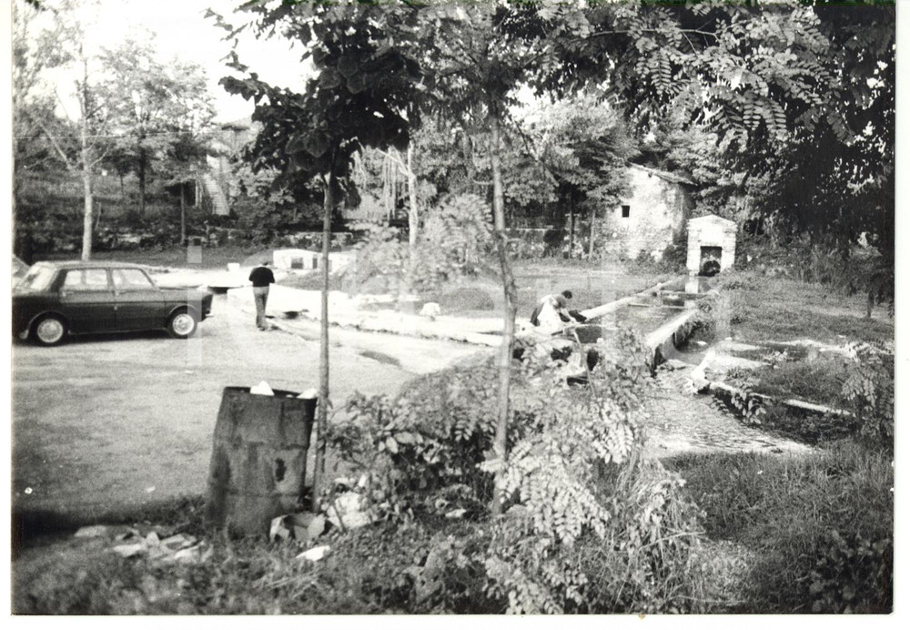 Fotografia d epoca originale 1980 FERENTINO FR Terme di Pompeo  Turisti attingono acqua alla fonte Foto 1