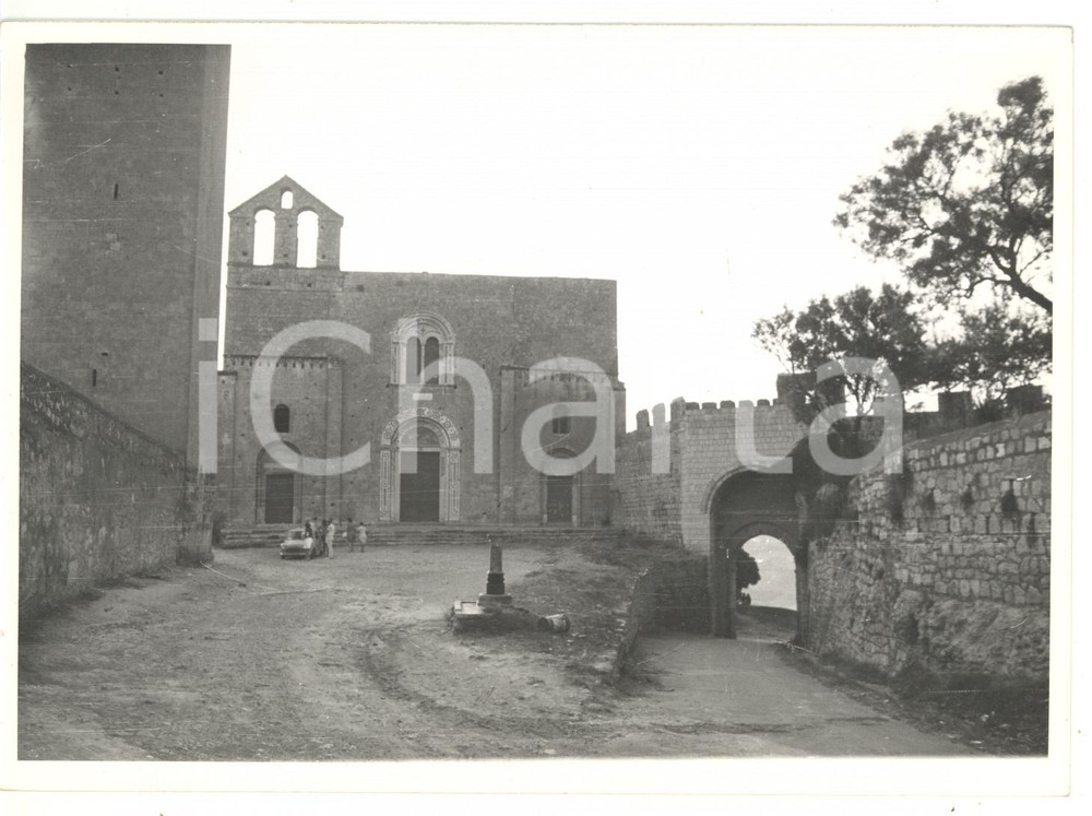 1972 TARQUINIA (VT) Chiesa di Santa Maria in Castello - Facciata ^Foto 18x13 Fotografia con didascalia al verso. CONDIZIONI: G (ma lievi sovraimpressioni)FORMATO: 18x13 cm  originale e autentica 1