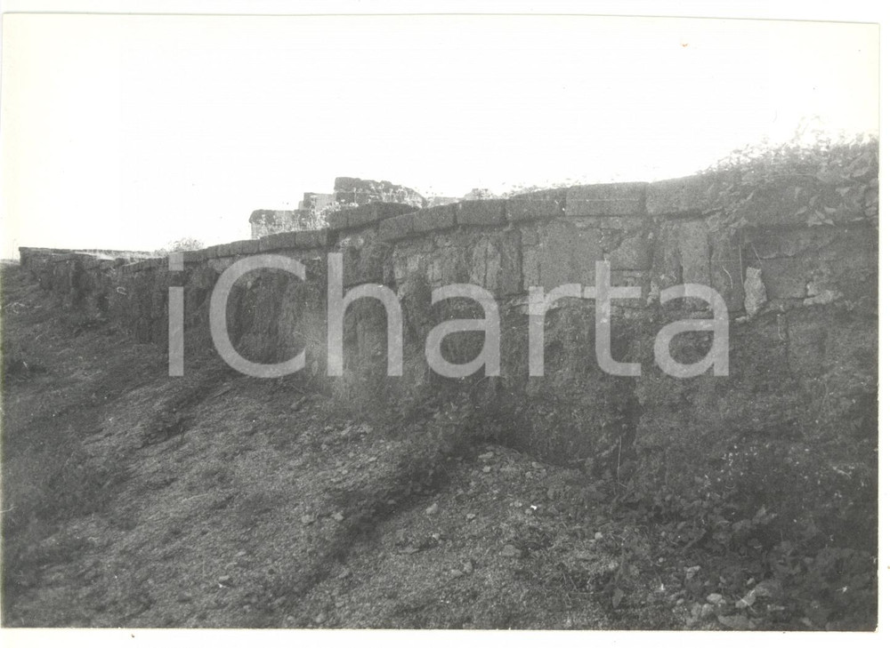 Fotografia d epoca originale 1978 VITERBO Sito archeologico di ACQUAROSSA  Abitazioni etrusche Fotografia 1