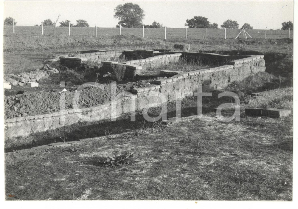 Fotografia d epoca originale 1978 VITERBO Sito archeologico di ACQUAROSSA  Antiche abitatazioni etrusche 1
