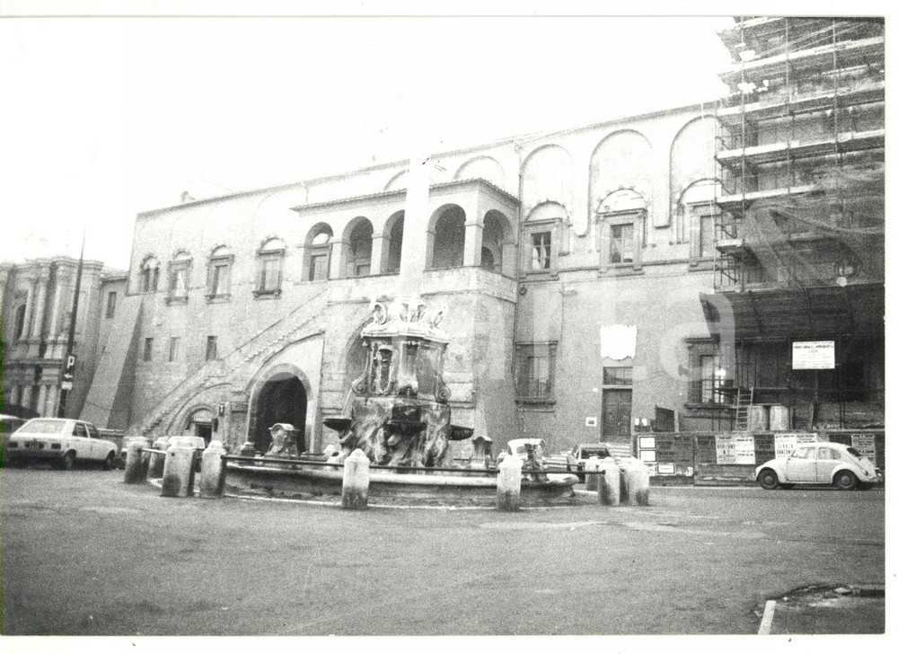 Fotografia d epoca originale 1981 TARQUINIA VT Piazza Nazionale  Edificio in restauro Foto VINTAGE 18x13 1