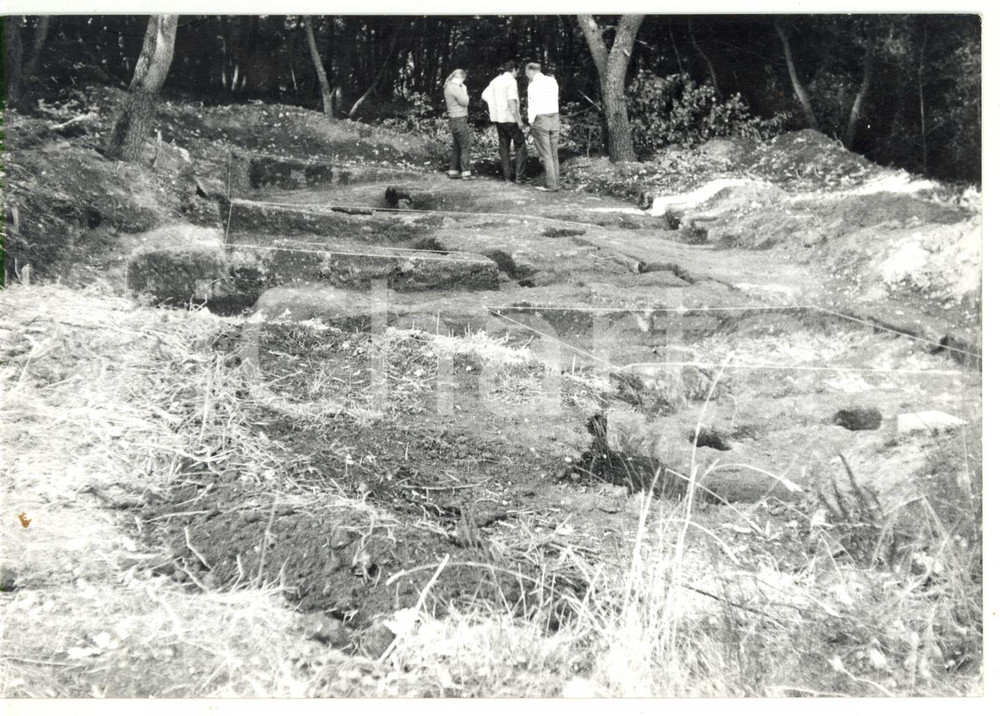 Fotografia d epoca originale 1978 VITERBO  ACQUAROSSA Escursione al sito archeologico Foto ANIMATA 18x13 cm 1