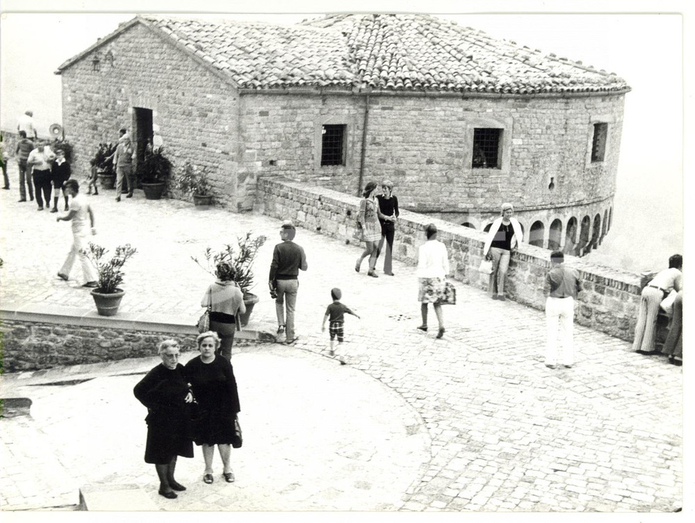 Fotografia d epoca originale 1974 FORTE DI SAN LEO RN Turisti sul torrione Foto VINTAGE 18x13 cm 1