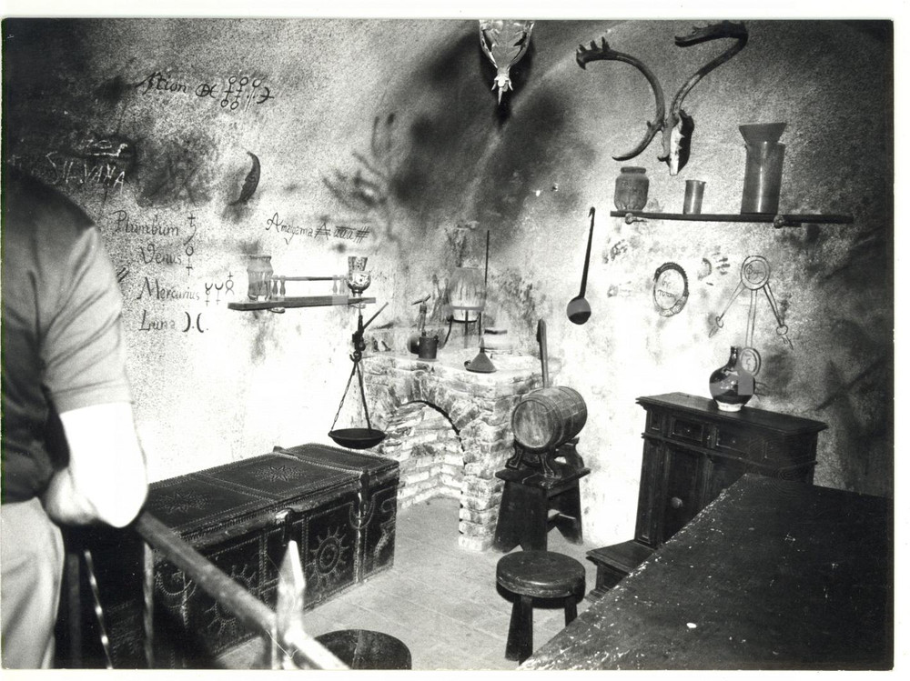 1974 SAN LEO (RN) Una stanza del Forte - Incisioni con elementi chimici - Foto 
