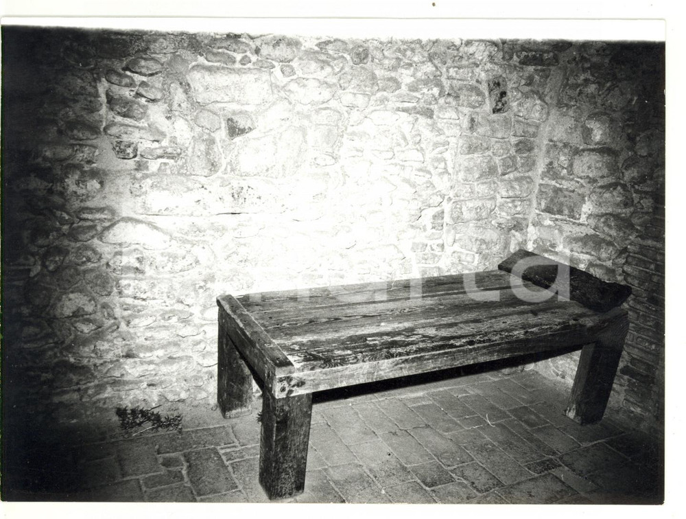 Fotografia d epoca originale 1974 SAN LEO RN Prigione di Cagliostro  Letto della cella Foto 18x13 cm 1