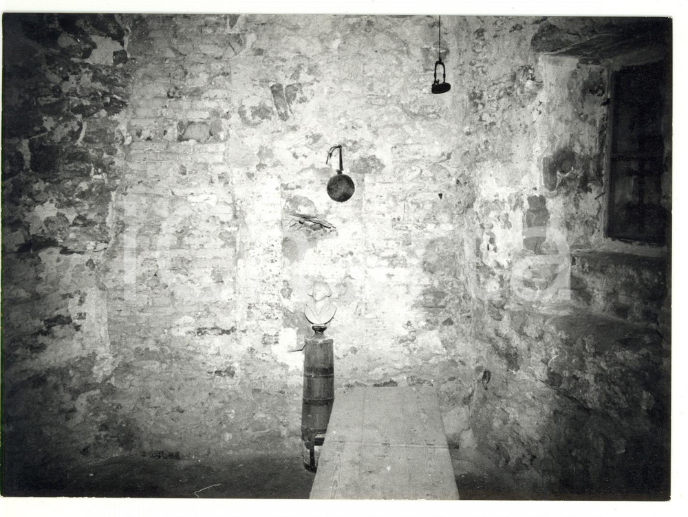 Fotografia d epoca originale 1973 SAN LEO RN Prigione di Cagliostro  Cella del Tesoro Foto 18x13 cm 1
