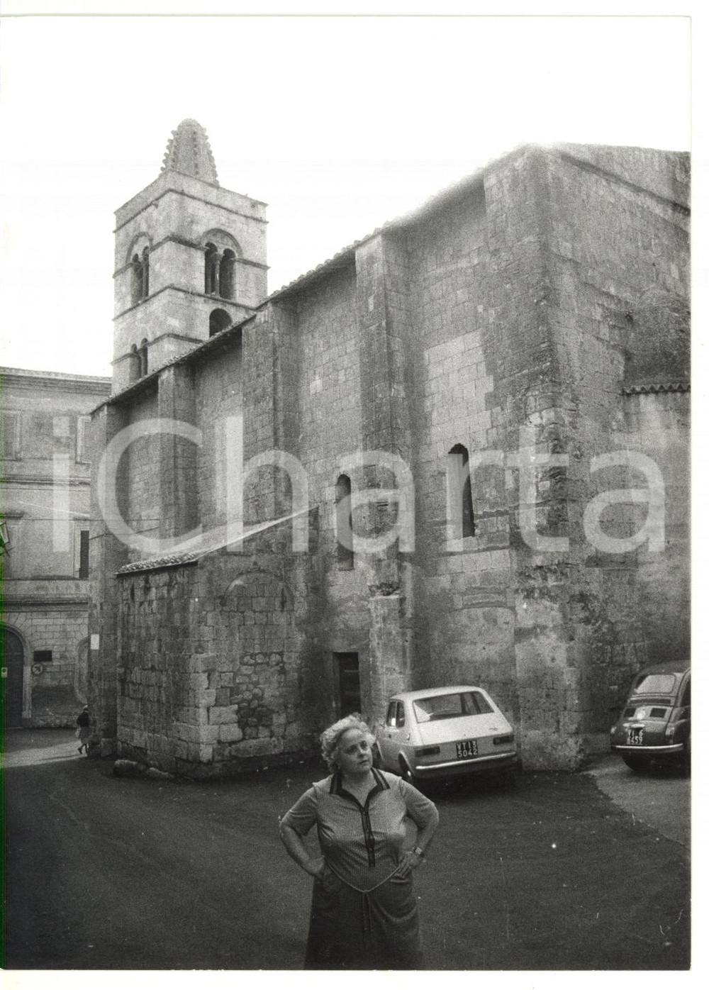 Fotografia d epoca originale 1981 TARQUINIA VT Ritratto femminile davanti alla Chiesa di San Pancrazio 1