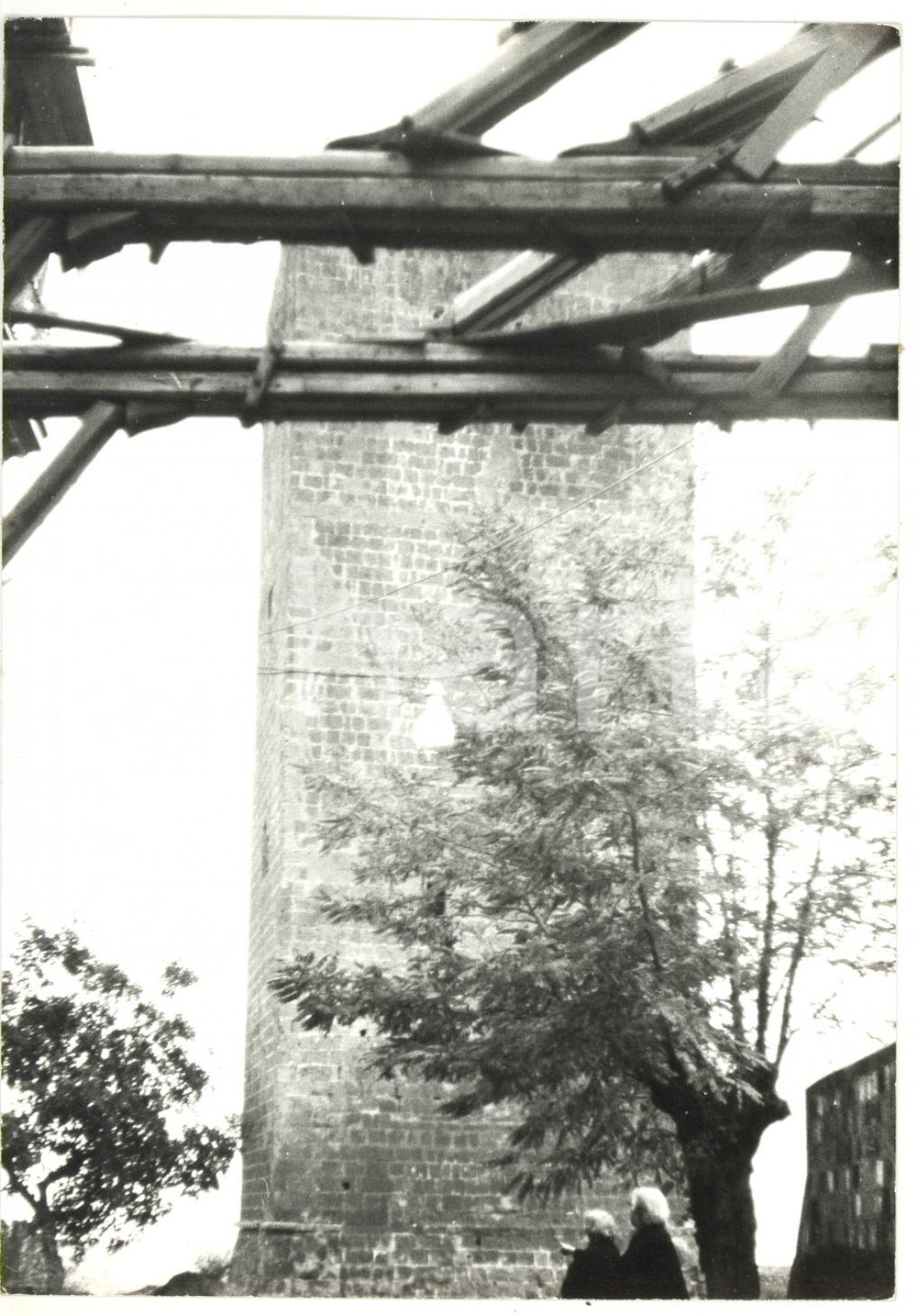 Fotografia d epoca originale 1973 TUSCANIA VT Scorcio della TORRE DEL RIVELLINO attraverso le impalcature 1