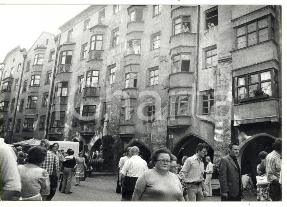 Fotografia d epoca originale 1979 INNSBRUCK HerzogFriedrichStraÃŸe  Veduta della via affollata Foto 18x13 1
