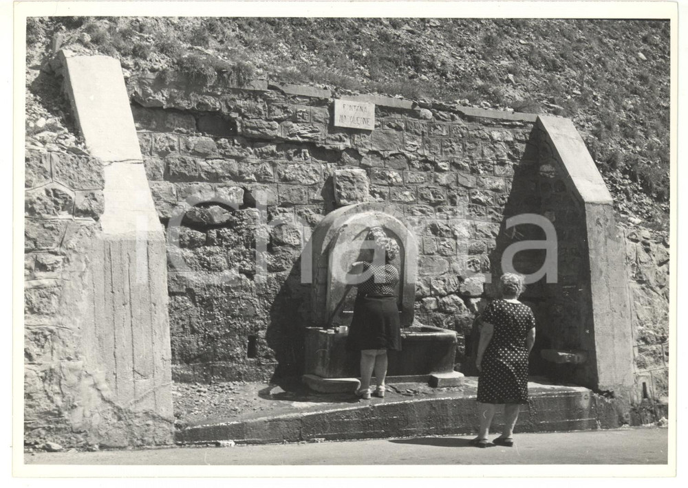 1974 COLLE DELLA MADDALENA (CN) Donna attinge l'acqua alla Fontana Napoleone